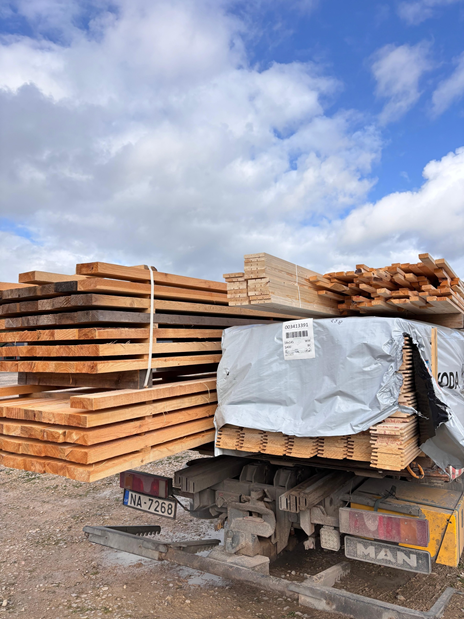 Kravas auto ar iepakotiem kokmateriāliem