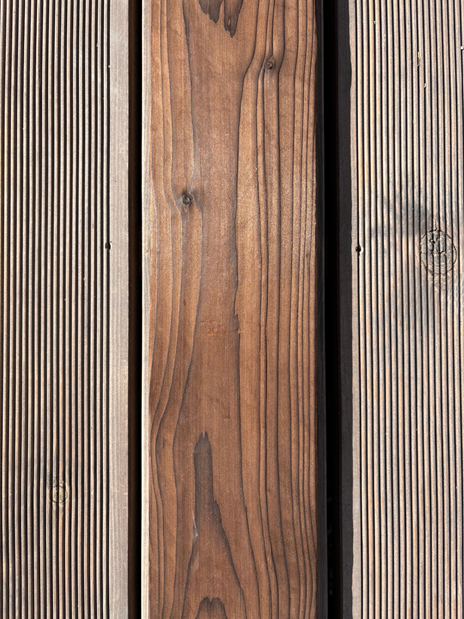 Terases dēlis birstēts un dedzināts, skats no augšas